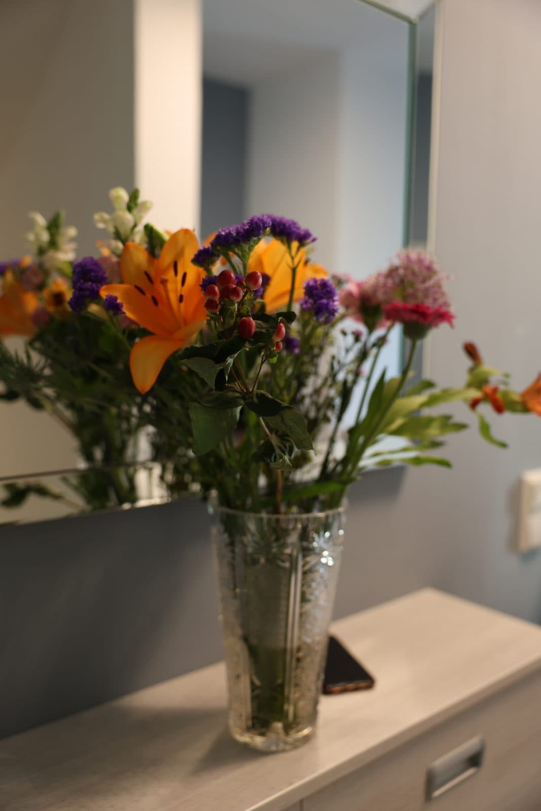 Frische Blumen sorgen für eine angenehme Atmosphäre