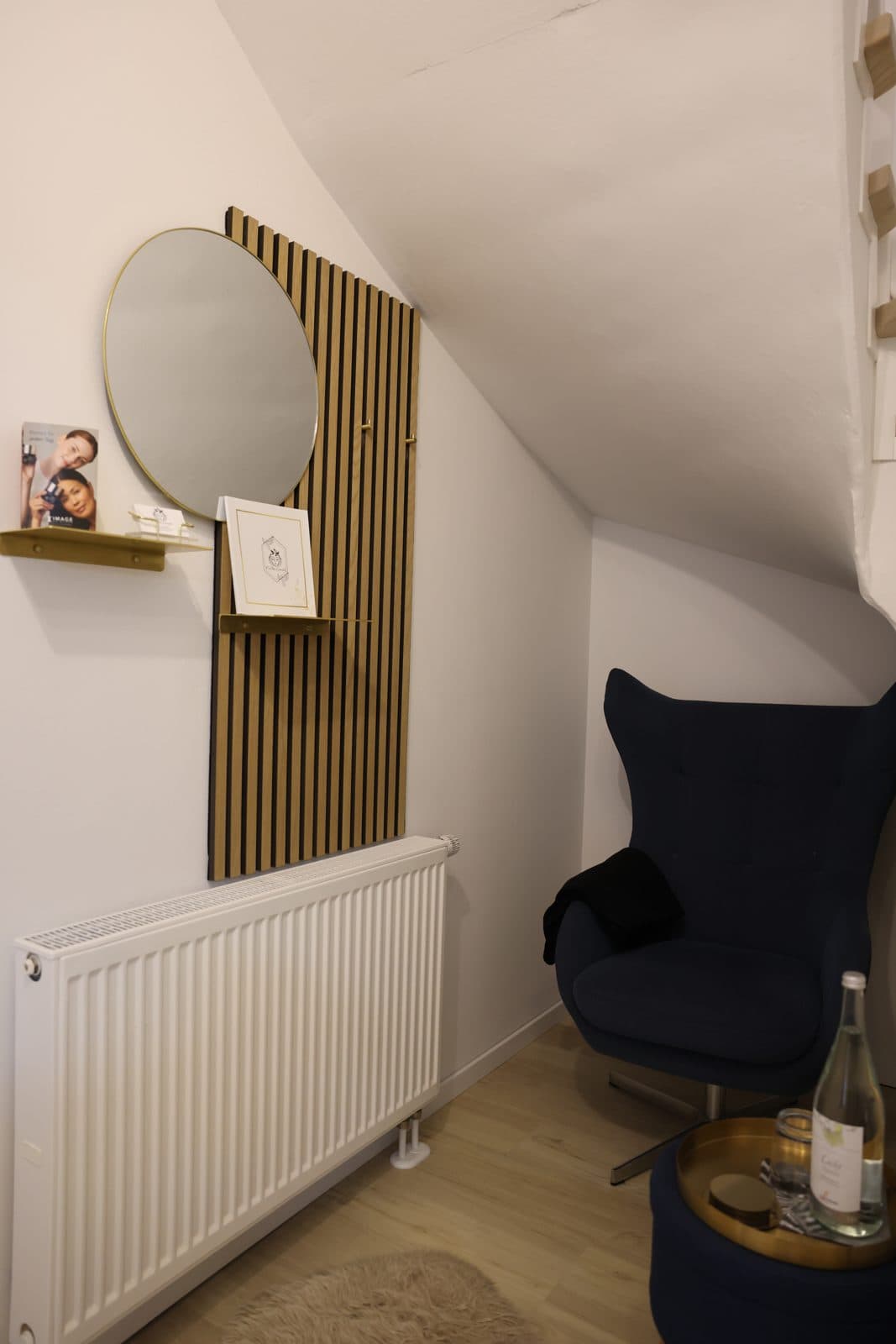 Gemütliche Wohlfühl-Ecke mit Spiegel und Leseecke